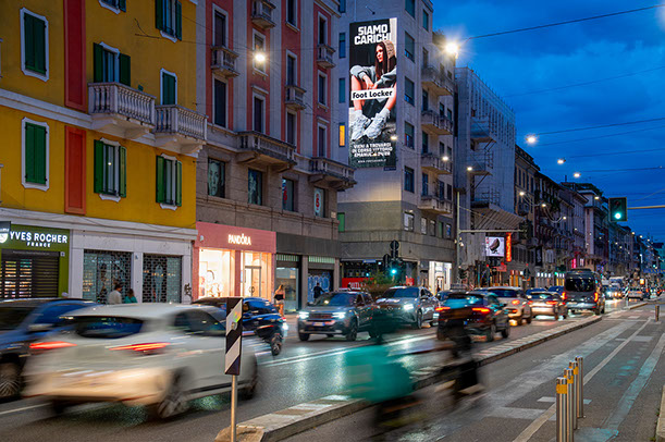 Immagine location spazio pubblicitario Acone Associati Milano corso di Porta Ticinese - Darsena - Colonne di San Lorenzo
