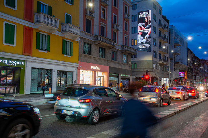 Immagine location spazio pubblicitario Acone Associati Milano corso di Porta Ticinese - Darsena - Colonne di San Lorenzo_2