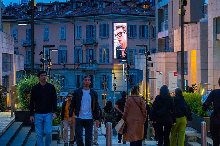 Immagine location spazio pubblicitario Acone Associati Milano corso di Porta Ticinese - Darsena - Colonne di San Lorenzo