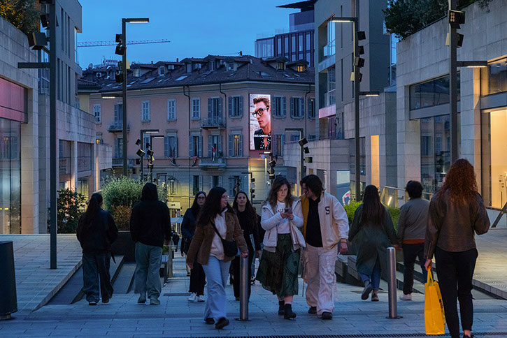 Immagine location spazio pubblicitario Acone Associati Milano corso di Porta Ticinese - Darsena - Colonne di San Lorenzo_2
