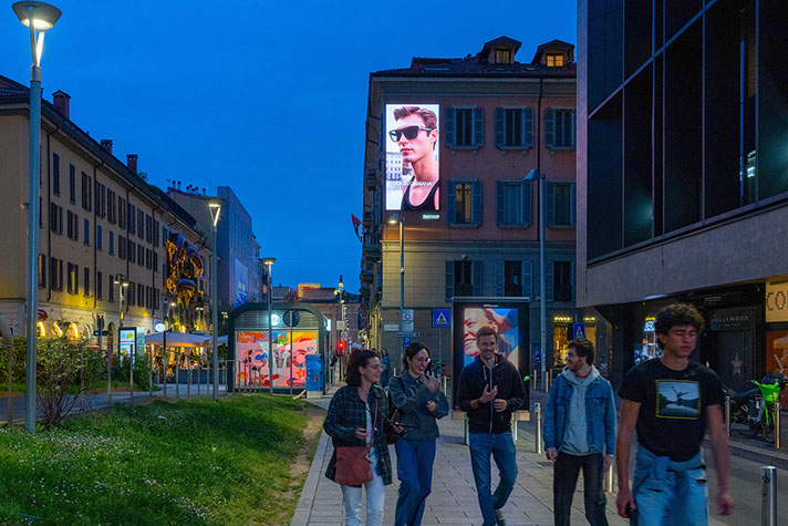 Immagine location spazio pubblicitario Acone Associati Milano corso di Porta Ticinese - Darsena - Colonne di San Lorenzo_3