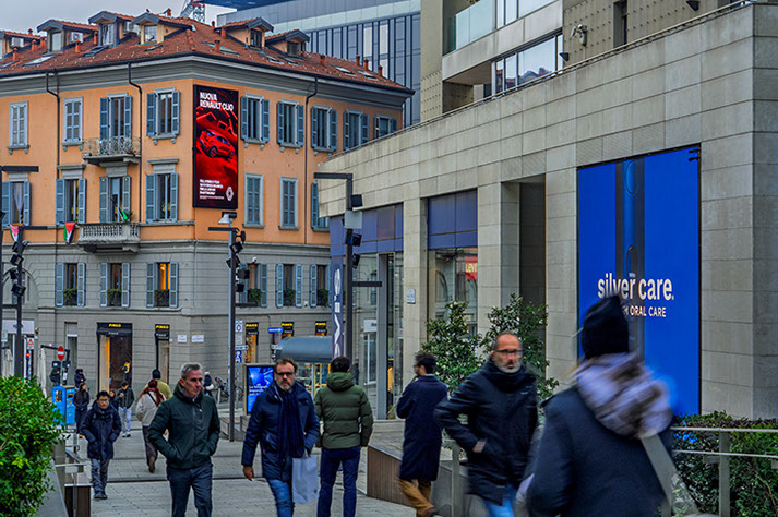 Immagine location spazio pubblicitario Acone Associati Milano corso di Porta Ticinese - Darsena - Colonne di San Lorenzo_4