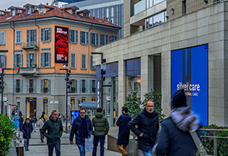 Immagine location spazio pubblicitario Acone Associati Milano corso di Porta Ticinese - Darsena - Colonne di San Lorenzo_4