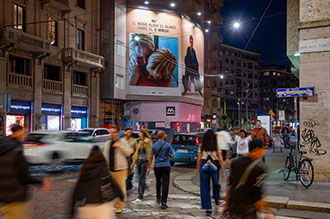 Immagine location spazio pubblicitario Acone Associati Milano piazza Cordusio - palazzo Broggi - Domination_4