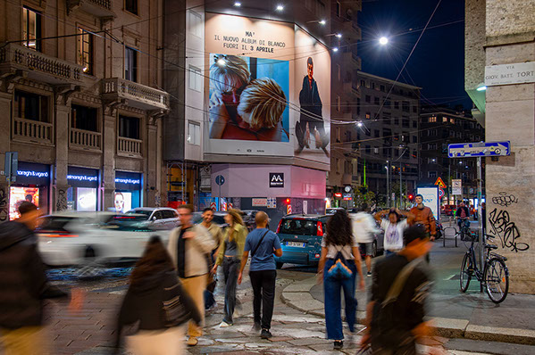 Immagine location spazio pubblicitario Acone Associati Milano piazza Cordusio - palazzo Broggi - Domination_4