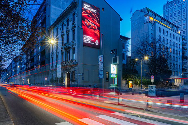 Immagine location spazio pubblicitario Acone Associati Milano corso di Porta Ticinese - Darsena - Colonne di San Lorenzo_2