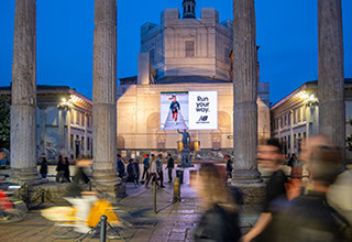 Immagine location spazio pubblicitario Acone Associati Milano corso di Porta Ticinese - Darsena - Colonne di San Lorenzo