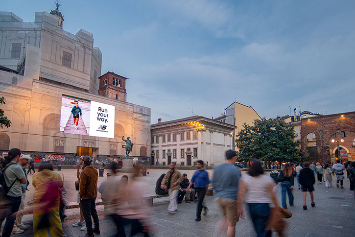 Immagine location spazio pubblicitario Acone Associati Milano corso di Porta Ticinese - Darsena - Colonne di San Lorenzo_2