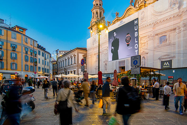 Immagine location spazio pubblicitario Acone Associati Milano corso di Porta Ticinese - Darsena - Colonne di San Lorenzo_2