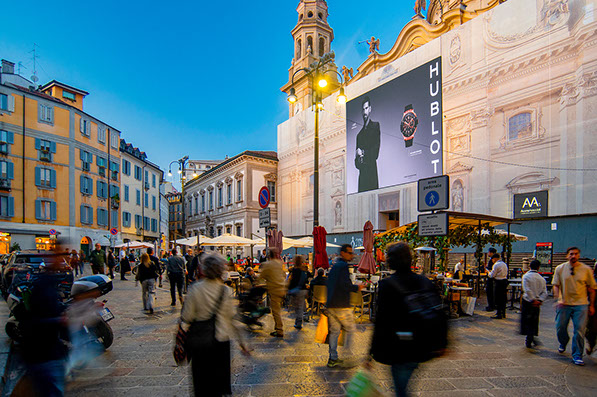 Immagine location spazio pubblicitario Acone Associati Milano corso di Porta Ticinese - Darsena - Colonne di San Lorenzo_2