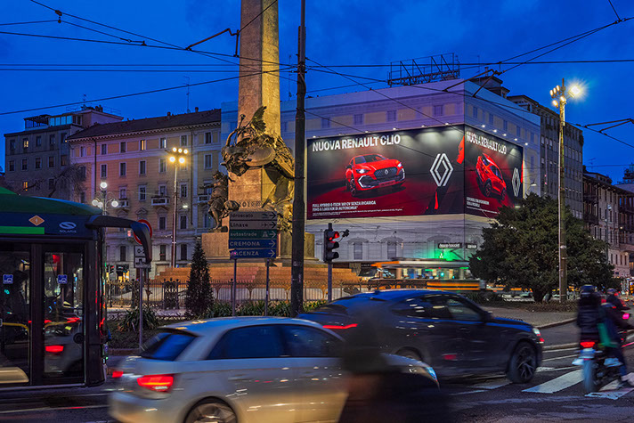 Immagine location spazio pubblicitario Acone Associati Milano piazza Cordusio - palazzo Broggi - Domination_1