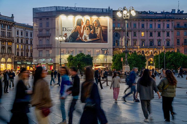 Immagine location spazio pubblicitario Acone Associati Milano piazza Cordusio - palazzo Broggi - Domination_4