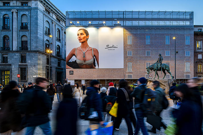 Immagine location spazio pubblicitario Acone Associati Milano corso di Porta Ticinese - Darsena - Colonne di San Lorenzo