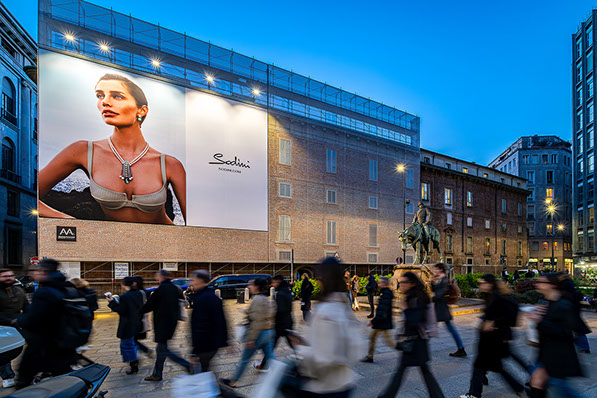 Immagine location spazio pubblicitario Acone Associati Milano corso di Porta Ticinese - Darsena - Colonne di San Lorenzo_2