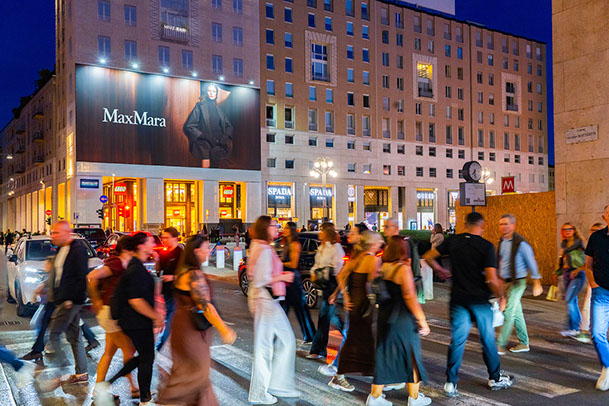 Immagine location spazio pubblicitario Acone Associati Milano piazza Cordusio - palazzo Broggi - Domination_1