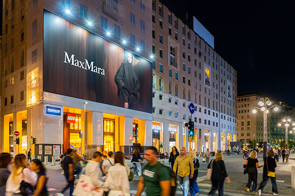 Immagine location spazio pubblicitario Acone Associati Milano piazza Cordusio - palazzo Broggi - Domination_4
