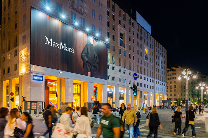 Immagine location spazio pubblicitario Acone Associati Milano piazza Cordusio - palazzo Broggi - Domination_4