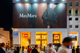 :&nbsp; Immagine location spazio pubblicitario Acone Associati Milano piazza Cordusio - palazzo Broggi - Domination_5