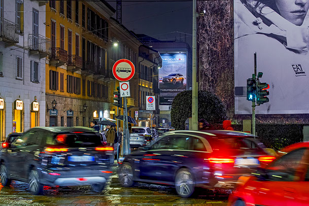Immagine location spazio pubblicitario Acone Associati Milano piazza Cordusio - palazzo Broggi - Domination_1