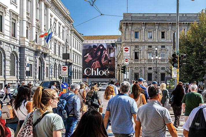 Immagine location spazio pubblicitario Acone Associati Milano corso di Porta Ticinese - Darsena - Colonne di San Lorenzo_5