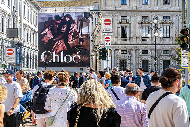 Immagine location spazio pubblicitario Acone Associati Milano corso di Porta Ticinese - Darsena - Colonne di San Lorenzo_6